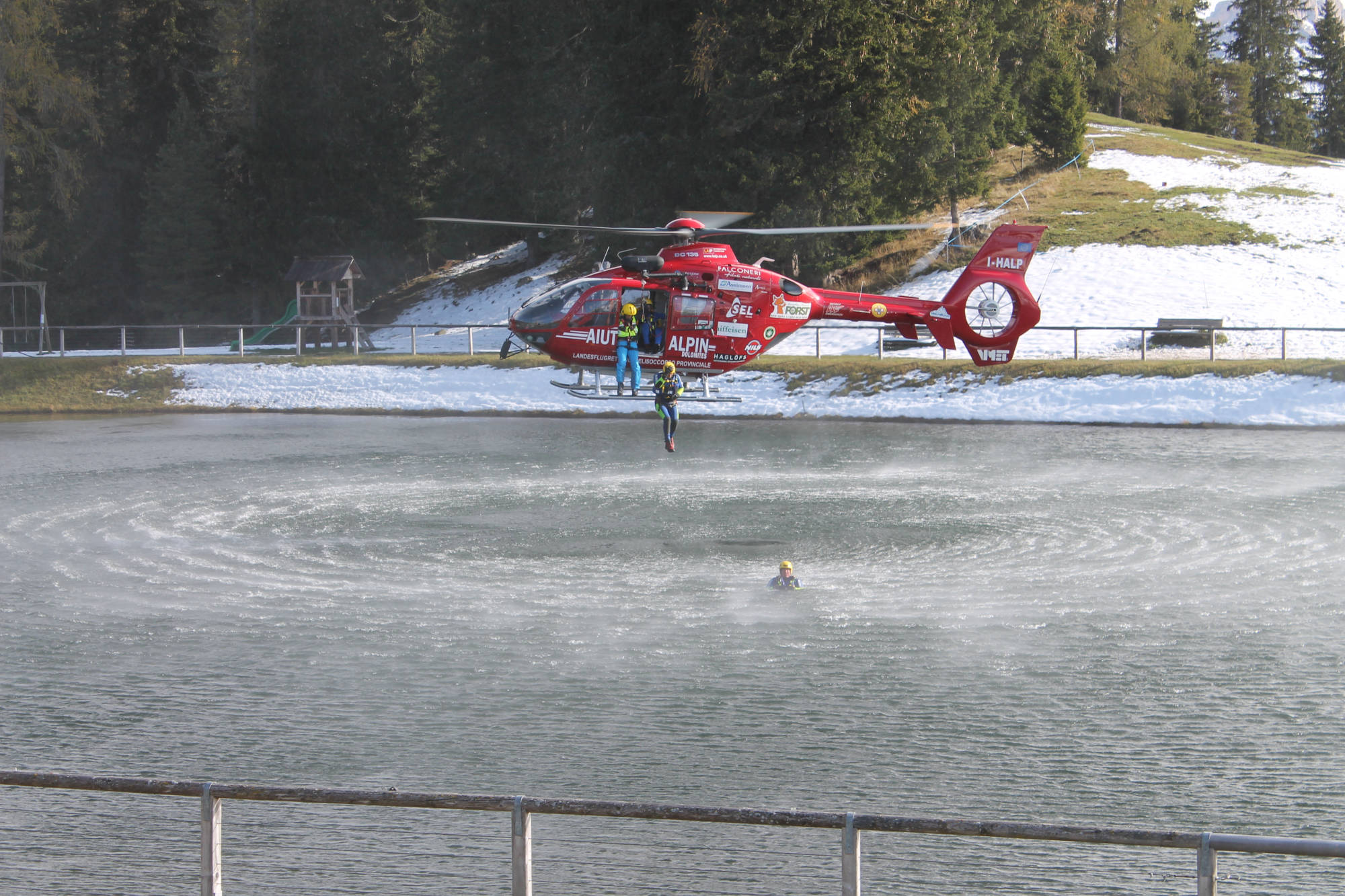 Rettungsteam mit Hubschrauber